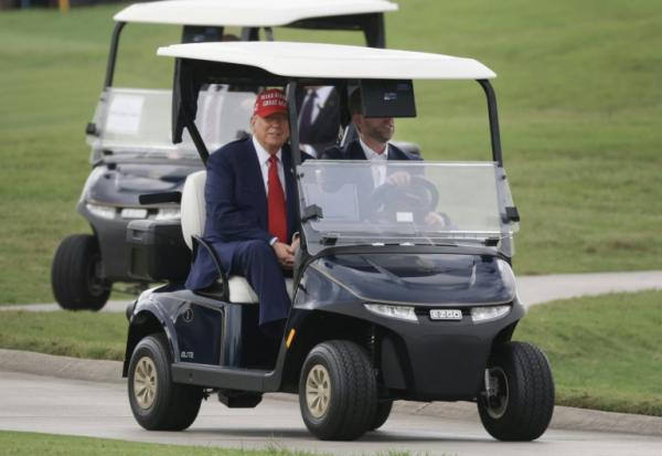 
Donald Trump reçoit à dîner jeudi 22 mai 2025 les 220 plus gros détenteurs de sa cryptomonnaie au Trump National Golf Club, l'un des parcours de golf et country clubs du groupe familial, situé à Potomac Falls (Virginie)