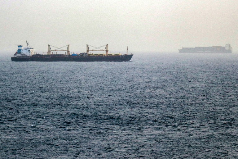 Des navires circulent dans le détroit de Bab el-Mandeb, au sud du Yémen, le 25 juillet 2026
