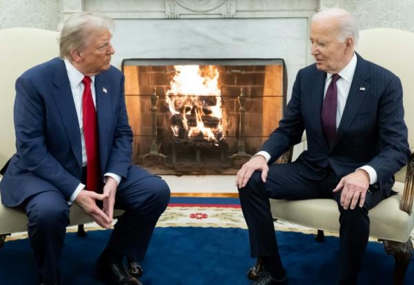 Le président américain élu Donald Trump (G) et le président sortant Joe Biden (D) à la Maison Blanche, à Washington, le 13 novembre 2024