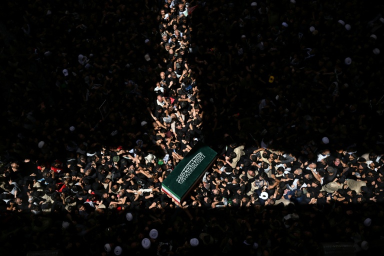 Des personnes en deuil portent le cercueil d'Ali Khamenei, le défunt guide suprême iranien, au mausolée de l'imam Ali à Najaf, en Irak, le 8 juillet 2026