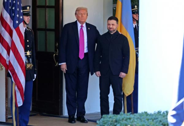 Le président américain Donald Trump accueille son homologue ukrainien Volodymyr Zelensky à la Maison Blanche, le 17 octobre 2025 à Washington