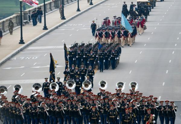 Des militaires participent au défilé célébrant le 250e anniversaire de l'armée américaine, le 14 juin 2025 à Washington
