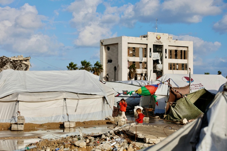 Des enfants déplacés palestiniens près de leurs tentes à Gaza, le 28 décembre 2025