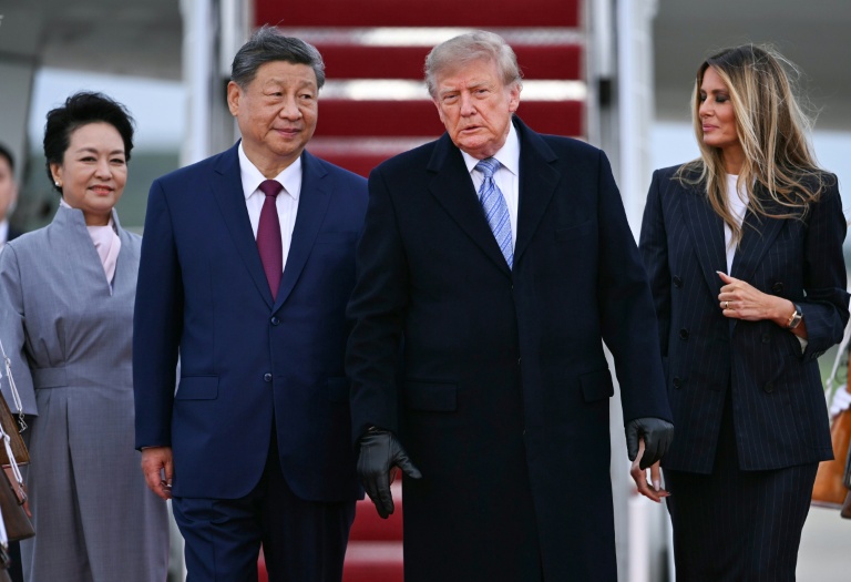 De gauche à droite: la Première dame chinoise Peng Liyuan, le président Chinois Xi Jinping, le président américain Donald Trump et la Première dame américaine Melania Trump, à l'arrivée du couple présidentiel chinois à Joint Base Andrews, dans le Maryland (est) le 23 septembre 2026