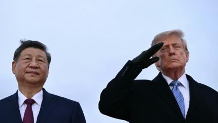 Le président américain Donald Trump accueille son homologue chinois Xi Jinping à son arrivée à Joint Base Andrews, dans le Maryland (est), le 23 septembre 2026