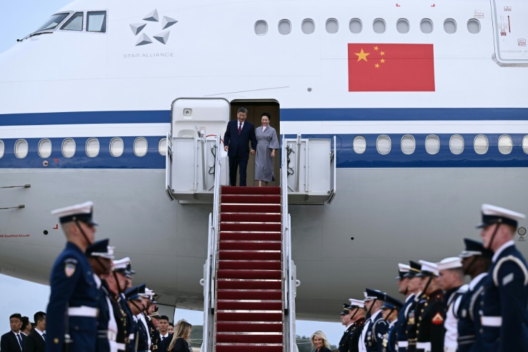 Le président chinois Xi Jinping et sa femme Peng Liyuan à leur descente sur le tarmac de Joint Base Andrews, dans le Maryland (est), le 23 septembre 2026