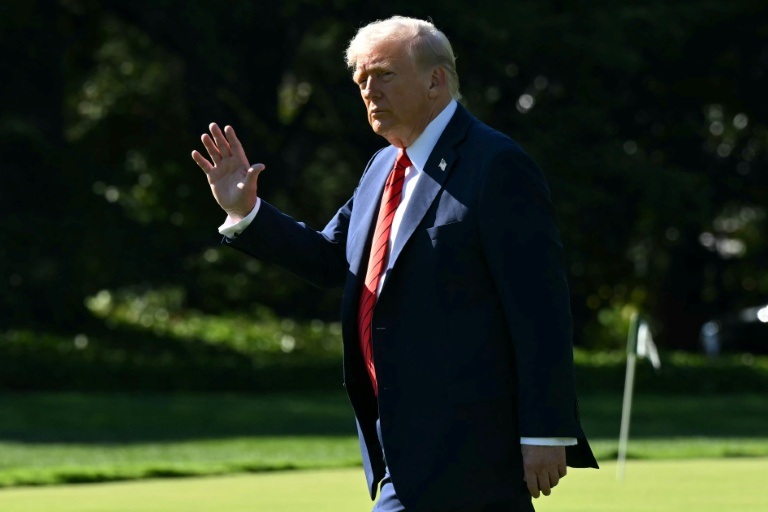 Le président américain Donald Trump sur la pelouse sud de la Maison Blanche avant de monter à bord de Marine One, le 10 octobre 2025 à Washington