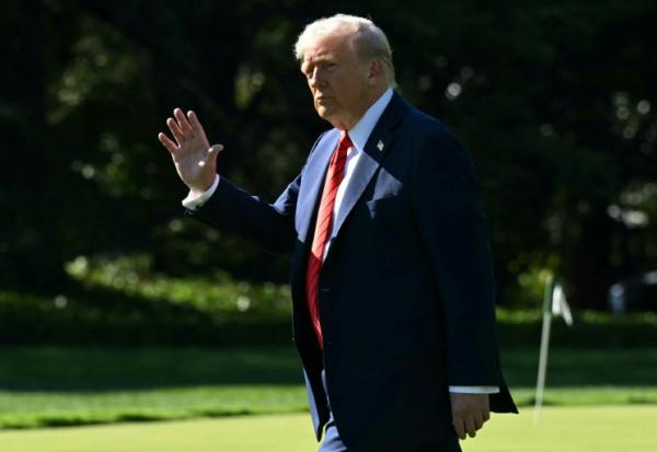 Le président américain Donald Trump sur la pelouse sud de la Maison Blanche avant de monter à bord de Marine One, le 10 octobre 2025 à Washington
