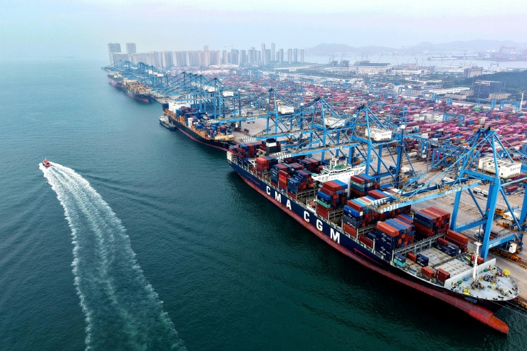 Vue aérienne de porte-conteneurs amarrés dans un port à Qingdao, dans la province du Shandong, dans l'est de la Chine, le 24 septembre 2025