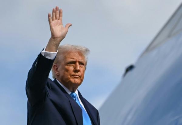 Le président américain Donald Trump embarque à bord d'Air Force One, le 29 octobre 2025 à l'aéroport de Tokyo Haneda