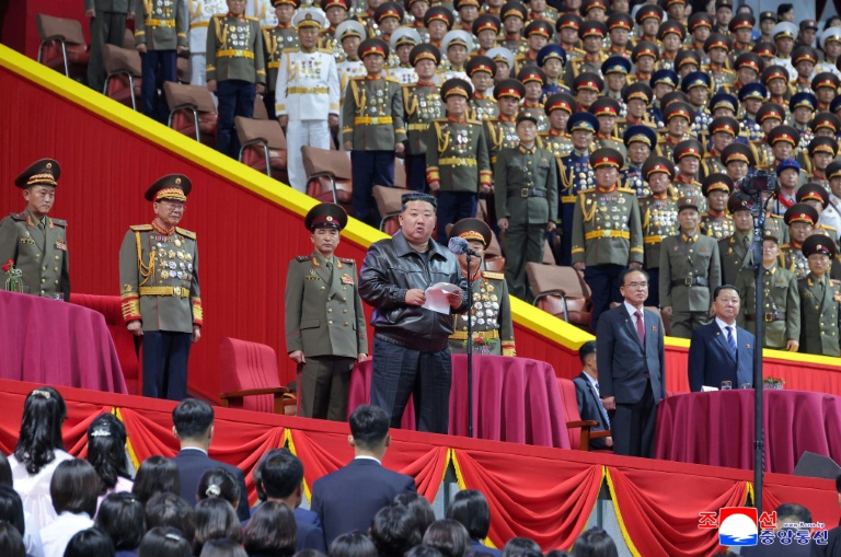 Sur cette photo diffusée par l'agence officielle KCNA, le dirigeant nord-coréen Kim Jong Un remercie les participants et organisateurs des célébrations du 80e anniversaire du parti au pouvoir en Corée du Nord, le 12 octobre 2025 à Pyongyang 