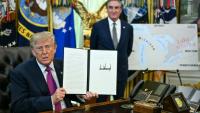 Le président américain Donald Trump signe un décret changeant le nom du "lac Ontario" en "lac d'Amérique", le 27 août 2026 à la Maison Blanche.