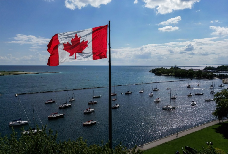 Un drapeau canadien flotte au bord du lac Ontario, à Toronto, en Ontario, au Canada, le 27 août 2026.
