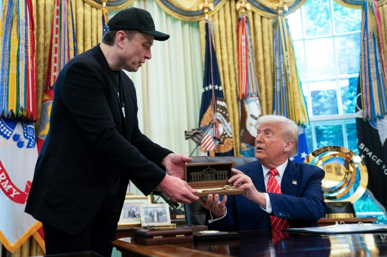 Le président américain Donald Trump (D) serre la main de son ex-conseiller l'homme d'affaires Elon Musk (G) lors d'une conférence de presse dans le bureau ovale de la Maison Blanche à Washington, aux Etats-Unis, le 30 mai 2025