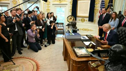 Donald Trump face à la presse dans son bureau de la Maison Blanche le 18 septembre 2026
