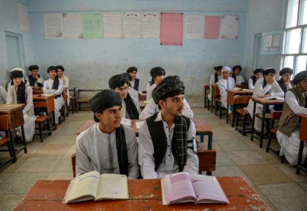 Des élèves portent des tuniques et turbans selon le nouveau code d'uniforme, le 22 avril 2025 à Kandahar, en Afghanistan