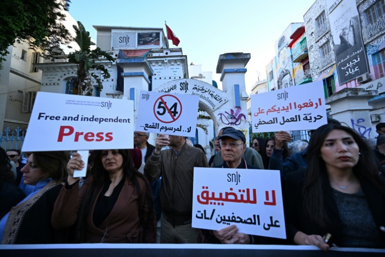 Des journalistes manifestent devant le siège du SNJT à Tunis, le 24 avril 2026