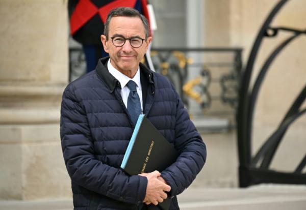 Le ministre de l'Intérieur Bruno Retailleau quitte le Palais de l'Elysée, à Paris, le 7 mai 2025