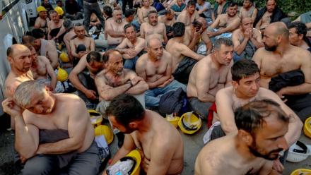 Le 20 avril 2026, à Ankara, environ 90 mineurs torse nu ont organisé un sit-in devant le ministère turc de l'Énergie pour réclamer leurs salaires impayés.