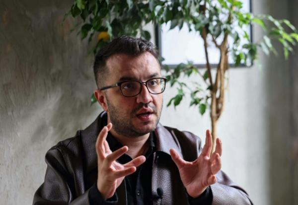 Yildiz Tar, membre de l'organisation turque Kaos GL qui défend les droits des homosexuels et transgenres, le 18 septembre 2026 à Ankara

