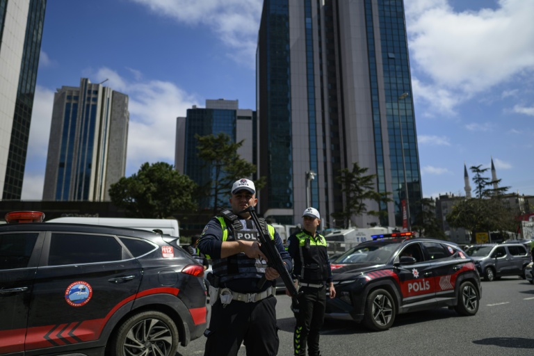 Des policiers patrouillent près du consulat israélien à Istanbul après une fusillade, le 7 avril 2026 en Turquie