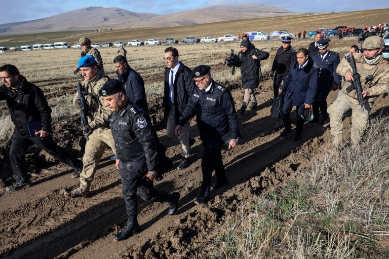 Des membres d'une délégation militaire libyennesur le site du crash d'un avion à destination de la Libye, transportant le chef d'état-major libyen, le général Mohamed Al-Haddad, retrouvé à 2 kilomètres au sud du village de Kesikkavak, près d'Ankara, le 24 décembre 2025 en Turquie