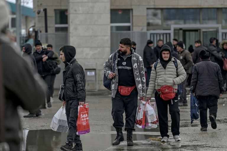 Des Iraniens arrivent en Turquie à travers le point de passage de Razi-Kapiköy, le 1er février 2026
