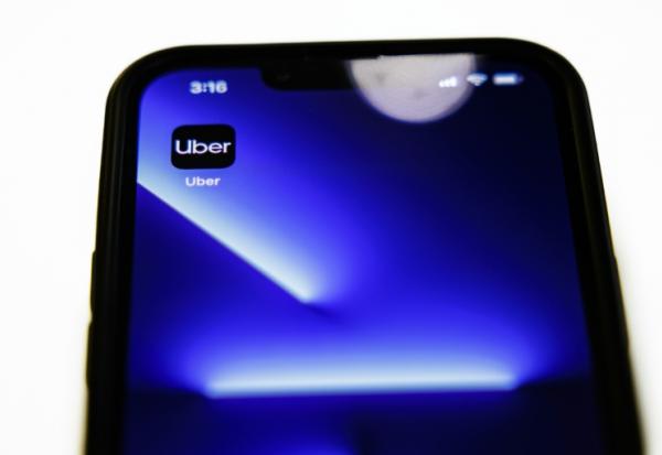 Uber a dévoilé mercredi une nouvelle fonctionnalité permettant de réserver une chambre d'hôtel directement depuis son application, illustration d'un mouvement vers le modèle chinois des applis à tout faire