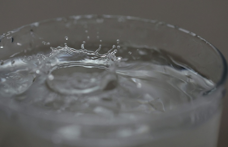 Dans l'eau potable, une directive impose depuis janvier un seuil maximum de 0,1 microgramme par litre pour la concentration additionnée de 20 PFAS