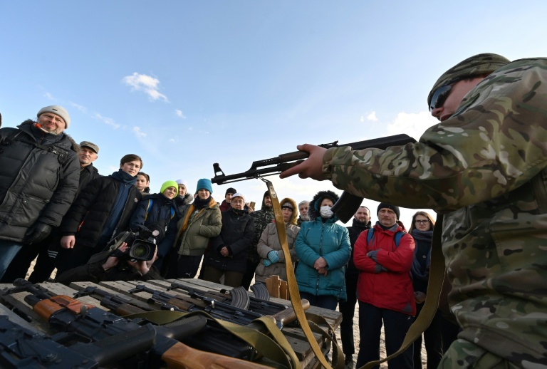 Des habitants participent à une session de formation au maniement des armes à Kiev, le 20 février 2022 en Ukraine