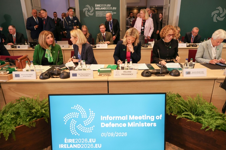La ministre irlandaise de la Défense et des Affaires étrangères Helen McEntee (c), la secrétaire générale adjointe de l'Otan Radmila Šekerinska (2e à d) et la vice-présidente de la Commission européenne Kaja Kallas (2e à g) à Wicklow, en Irlande, le 1er septembre 2026
