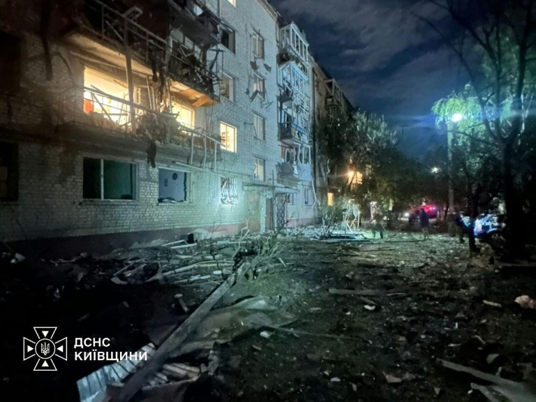 Cette photo prise et publiée par les services d'urgence ukrainiens le 1er septembre 2026 montre un immeuble résidentiel endommagé après une frappe russe dans la région de Kiev, dans le cadre de l'invasion russe de l'Ukraine.