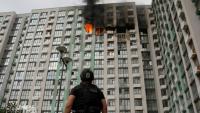 Photo prise et publiée par les services de secours ukrainiens le 1er septembre 2026, montrant un policier devant un immeuble d'habitation en feu à Kiev, après une frappe russe