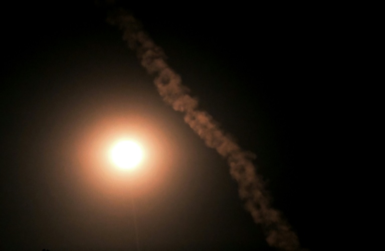 Une traînée de fumée (à droite) laissée par un projectile est visible lors d'une attaque aérienne russe sur Kiev, tôt le 1er septembre 2026, dans le cadre de l'invasion russe de l'Ukraine.