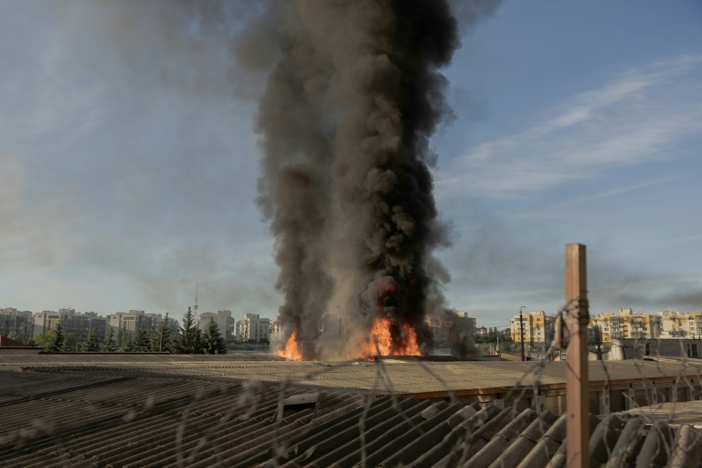 Des flammes et de la fumée s'échappent d'un site frappé par une attaque aérienne russe à Kiev, le 2 juin 2026 en Ukraine
