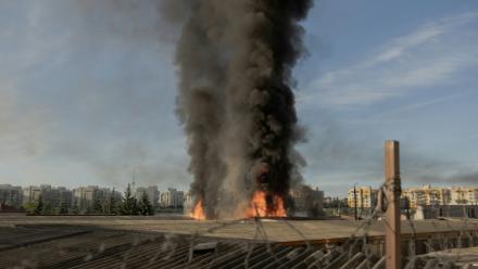 Des flammes et de la fumée s'échappent d'un site frappé par une attaque aérienne russe à Kiev, le 2 juin 2026 en Ukraine