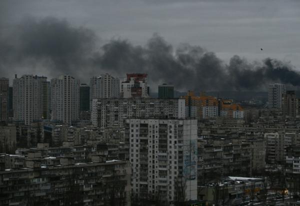 De la fumée s'élève de plusieurs bâtiments après une attaque de drones et de missiles russes sur Kiev, le 27 décembre 2025 