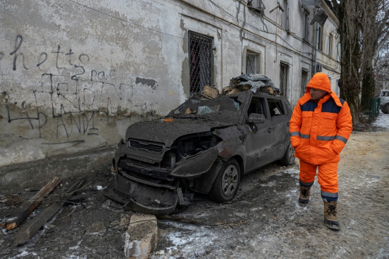 Une voiture calcinée par une frappe russe dans une rue d'Odessa, en Ukraine, le 4 février 2026