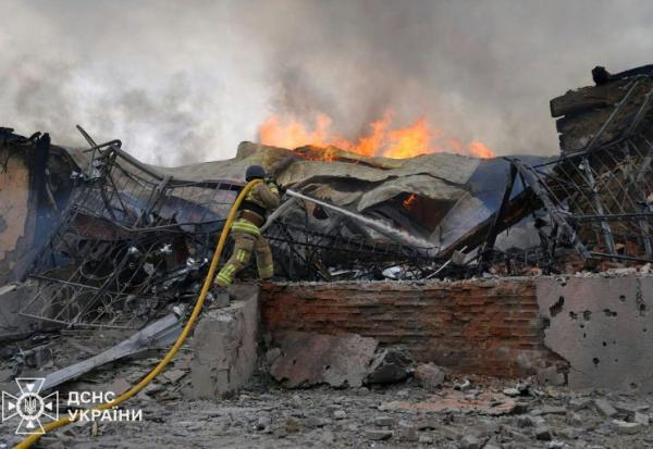 Photo diffusée par le Service d'urgence de l'État ukrainien, le 6 mai 2025, d'un pompier luttant contre un incendie dans un bâtiment après une attaque aérienne à Soumy, dans le nord-est de l'Ukraine