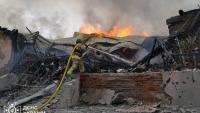 Photo diffusée par le Service d'urgence de l'État ukrainien, le 6 mai 2025, d'un pompier luttant contre un incendie dans un bâtiment après une attaque aérienne à Soumy, dans le nord-est de l'Ukraine
