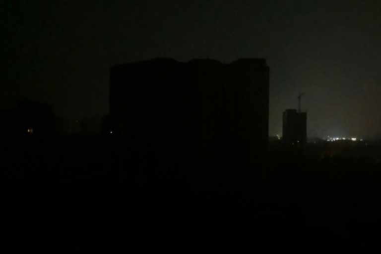 La capitale ukrainienne Kiev plongée dans le noir après une frappe de drones et de missiles russes, le 10 octobre 2025 au matin