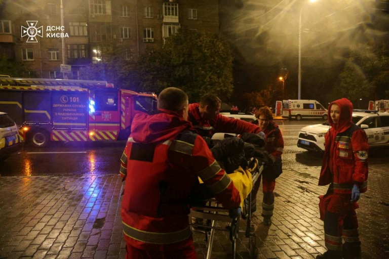 Photo publiée par le Service d'urgence de l'État ukrainien, le 10 octobre 2025, de pompiers travaillant à éteindre un incendie dans un immeuble résidentiel après des frappes massives de drones et de missiles russes sur Kiev