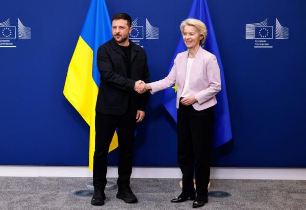 La présidente de la Commission européenne Ursula Von der Leyen acueille le président ukrainien Volodymyr Zelensky à Bruxelles le 17 août 2025