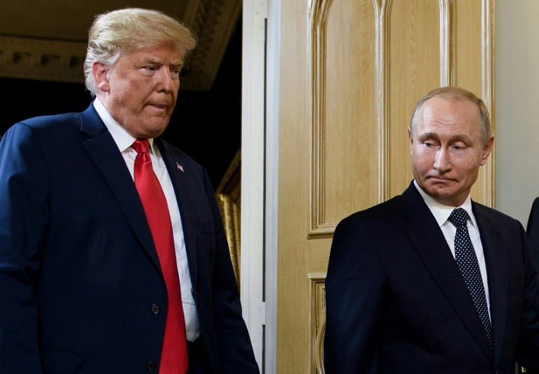 Le président américain Donald Trump (g) et le président russe Vladimir Poutine arrivent pour une réunion à Helsinki, le 16 juillet 2018