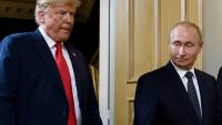 Le président américain Donald Trump (g) et le président russe Vladimir Poutine arrivent pour une réunion à Helsinki, le 16 juillet 2018