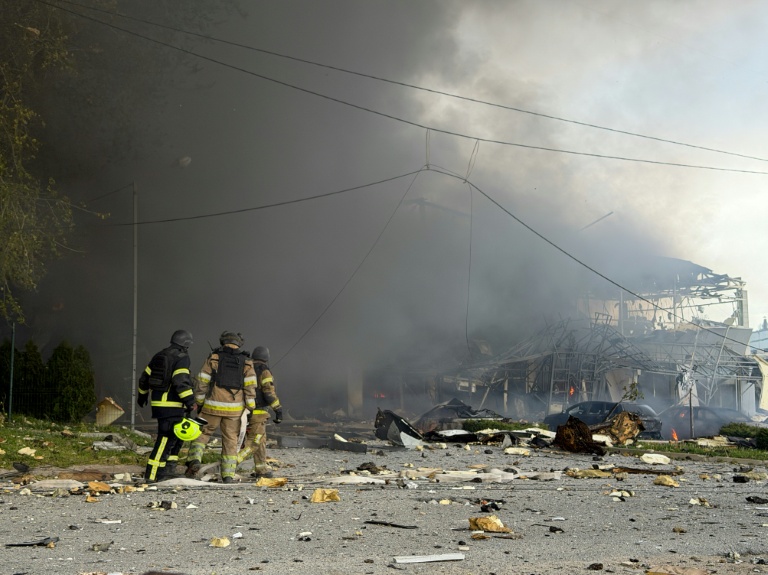 Des secouristes sur le site d'une attaque aérienne russe à Zaporijjia, le 5 mai 2026 en Ukraine 