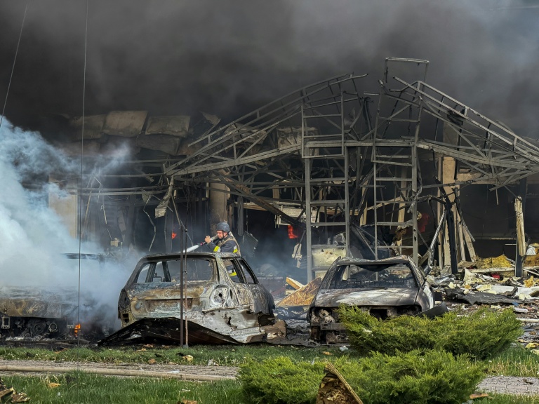 Un secouriste ukrainien éteint un incendie à Zaporijjia, le 5 mai 2026