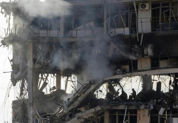 Des étages d'un immeuble d'habitation détruits après des frappes de missiles et de drones russes sur la ville portuaire ukrainienne d'Odessa, le 12 septembre 2026  