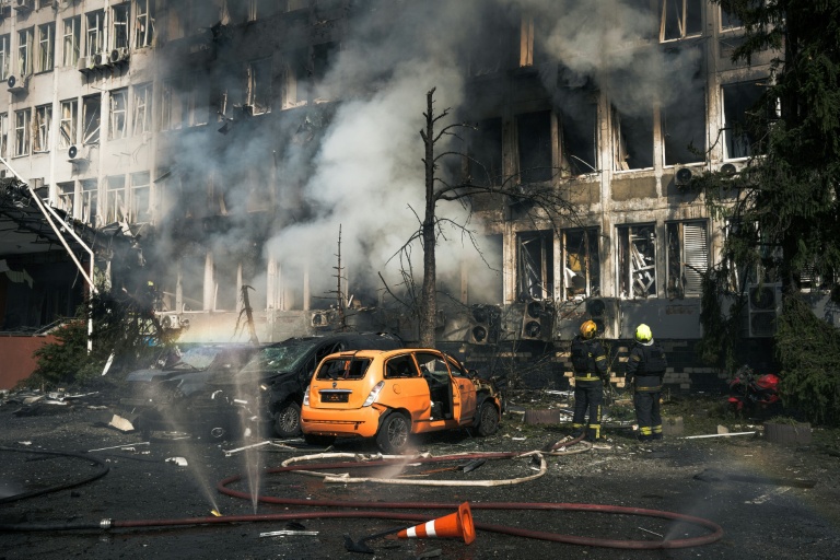 Des secouristes s'efforcent d'éteindre un incendie dans un immeuble de bureaux après une attaque aérienne à Kiev, le 23 septembre 2026 en Ukraine