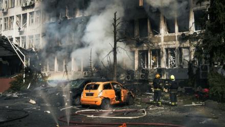 Des secouristes s'efforcent d'éteindre un incendie dans un immeuble de bureaux après une attaque aérienne à Kiev, le 23 septembre 2026 en Ukraine
